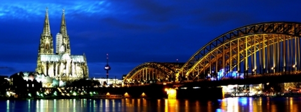 Die Klner Skyline bei Nacht, Mya Hewitt, pixelio.de